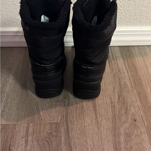 Youth Itasca snow boots in excellent used condition size 13 - Picture 2 of 4